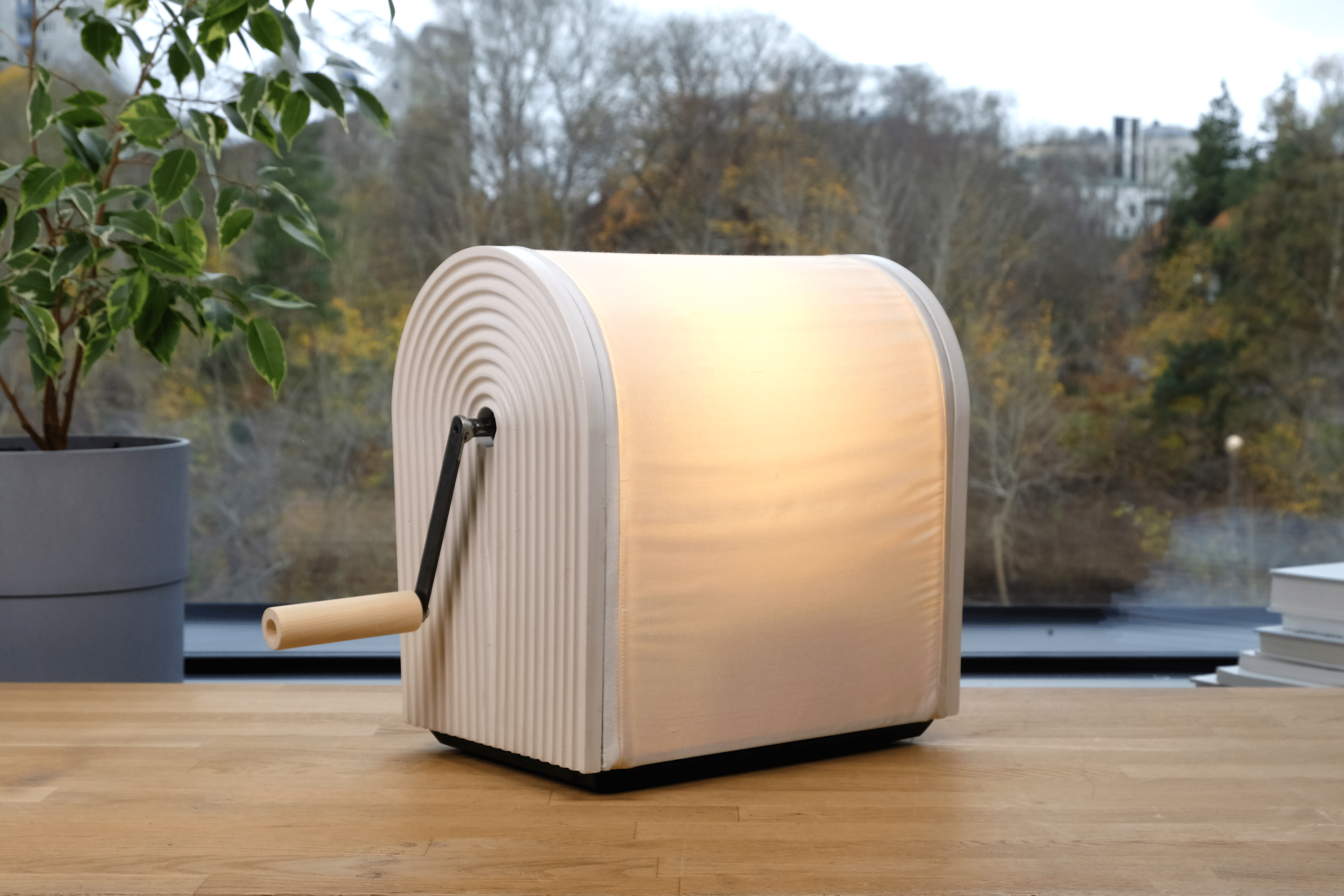 Boostbox som lyser med en vev för att få energi